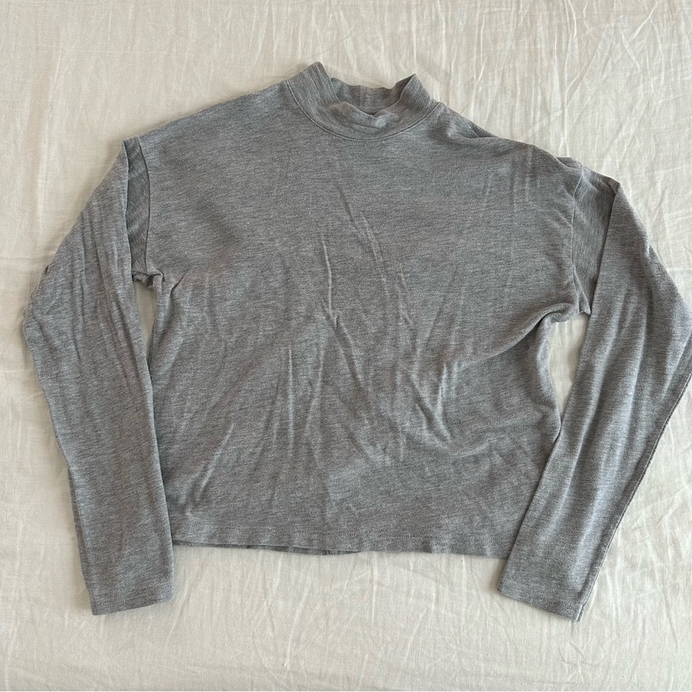 Adrienne Vittadini women’s grey cropped mock neck shirt
